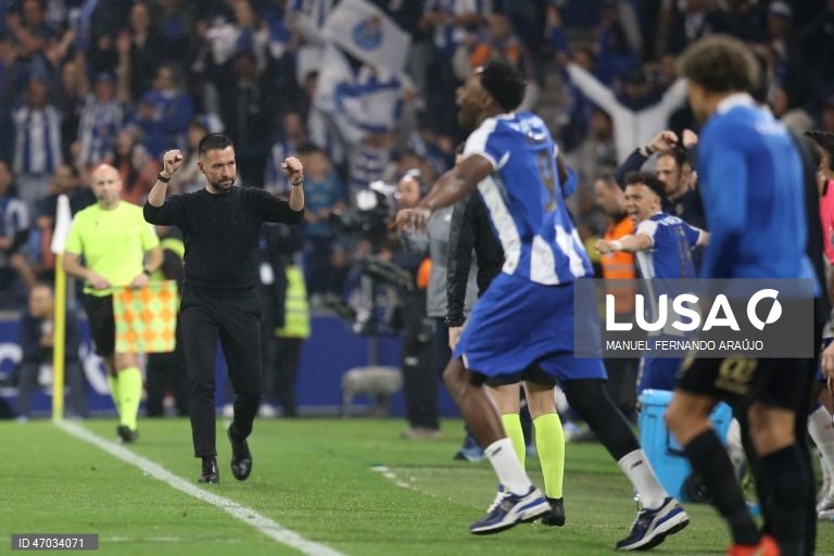 O FC Porto sagrou-se hoje campeão nacional de futebol pela 31.ª vez na sua história, após vitória frente ao Alverca, por 1-0.