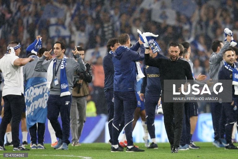 O FC Porto sagrou-se hoje campeão nacional de futebol pela 31.ª vez na sua história, após vitória frente ao Alverca, por 1-0.
