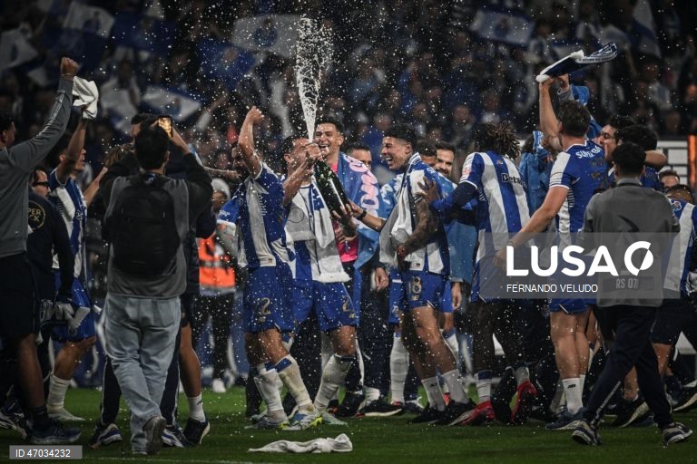 O FC Porto sagrou-se hoje campeão nacional de futebol pela 31.ª vez na sua história, após vitória frente ao Alverca, por 1-0.