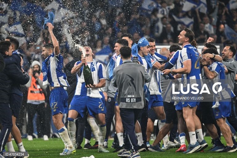 O FC Porto sagrou-se hoje campeão nacional de futebol pela 31.ª vez na sua história, após vitória frente ao Alverca, por 1-0.