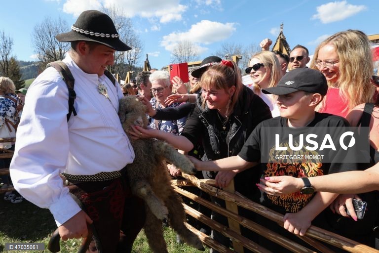 As pessoas observam enquanto ovelhas acompanhadas por pastores são conduzidas para pastagens de montanha durante a transumância de primavera (redyk) para Gorna Rowien Krupowa, no sul da Polónia. O Redyk, que se realiza nas Montanhas Tatra todas as primaveras, era no passado um evento muito apreciado, considerado um dos festivais anuais mais importantes na cultura dos pastores locais. 