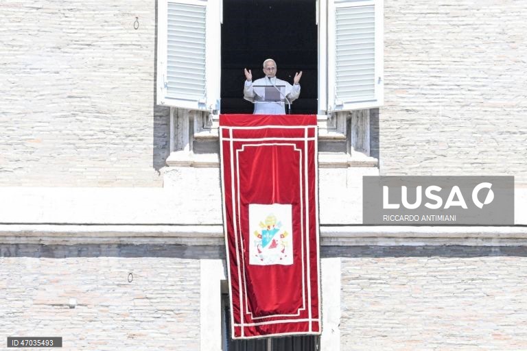 O Papa Leão XIV conduz a oração do Regina Caeli na Praça de São Pedro.