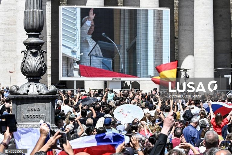 O Papa Leão XIV conduz a oração do Regina Caeli na Praça de São Pedro.