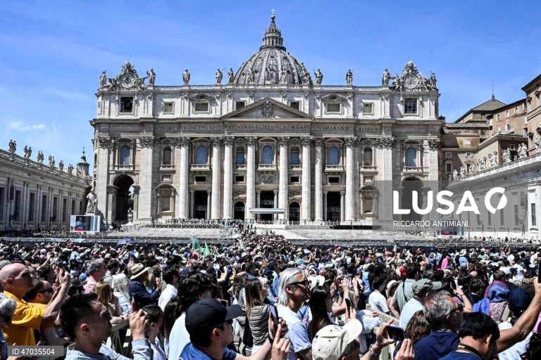 O Papa Leão XIV conduz a oração do Regina Caeli na Praça de São Pedro.