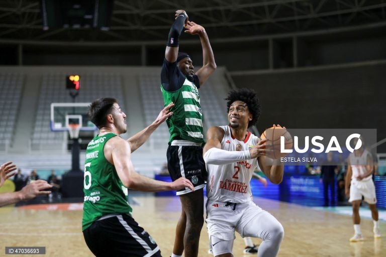 O jogador do Benfica, Justice Sueing (D), disputa um lance com os jogadores do Sporting, Maleeck Harden-Hayes (C) e 	
Francisco Amarante, durante o jogo de basquetebol sénior masculino da final da Taça Hugo dos Santos, no Pavilhão Multiusos de Gondomar, 03 de Maio de 2026. ESTELA SILVA/LUSA