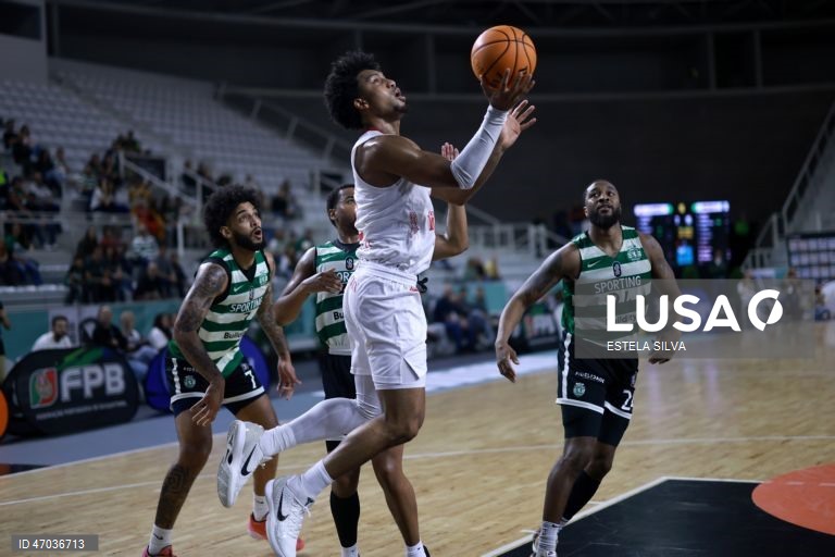 O jogador do Benfica, Justice Sueing (C), disputa um lance com os jogadores do Sporting, Claude Robinson (E) e 	
Malik Morgan (D), durante o jogo de basquetebol sénior masculino da final da Taça Hugo dos Santos, no Pavilhão Multiusos de Gondomar, 03 de Maio de 2026. ESTELA SILVA/LUSA