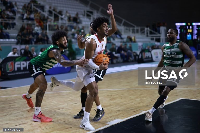 O jogador do Benfica, Justice Sueing (C), disputa um lance com os jogadores do Sporting, Claude Robinson (E) e 	
Malik Morgan (D), durante o jogo de basquetebol sénior masculino da final da Taça Hugo dos Santos, no Pavilhão Multiusos de Gondomar, 03 de Maio de 2026. ESTELA SILVA/LUSA