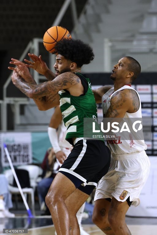 O jogador do Benfica, Betinho Gomes (D), disputa um lance com o jogador do Sporting, Claude Robinson (E), durante o jogo de basquetebol sénior masculino da final da Taça Hugo dos Santos, no Pavilhão Multiusos de Gondomar, 03 de Maio de 2026. ESTELA SILVA/LUSA