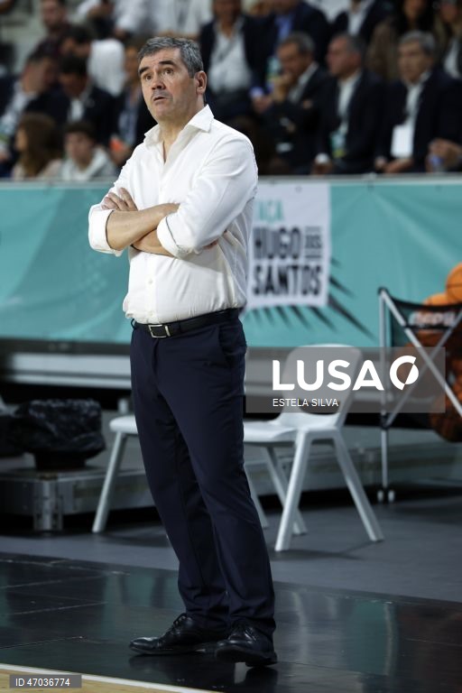 O treinador do Benfica, Norberto Alves, reage durante o jogo de basquetebol sénior masculino da final da Taça Hugo dos Santos, entre o Benfica e o Sporting, no Pavilhão Multiusos de Gondomar, 03 de Maio de 2026. ESTELA SILVA/LUSA