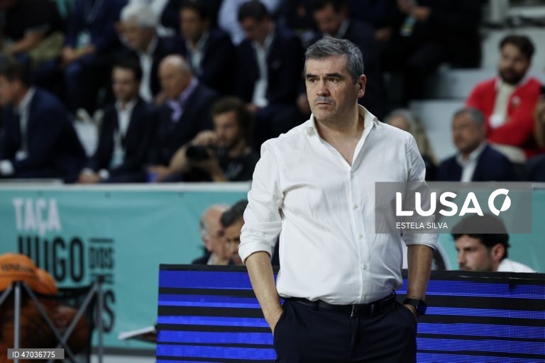 O treinador do Benfica, Norberto Alves, reage durante o jogo de basquetebol sénior masculino da final da Taça Hugo dos Santos, entre o Benfica e o Sporting, no Pavilhão Multiusos de Gondomar, 03 de Maio de 2026. ESTELA SILVA/LUSA