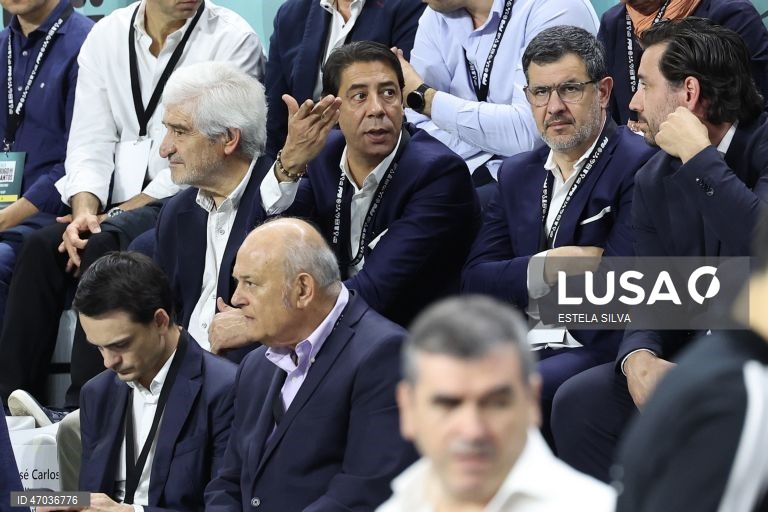 O presidente do Benfica, Rui Costa (C), reage durante o jogo de basquetebol sénior masculino da final da Taça Hugo dos Santos, entre o Benfica e o Sporting, no Pavilhão Multiusos de Gondomar, 03 de Maio de 2026. ESTELA SILVA/LUSA