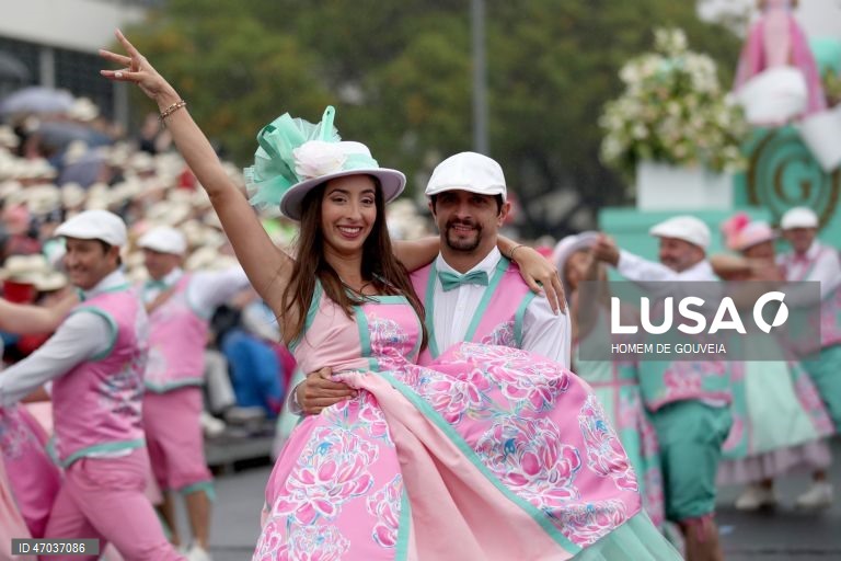 Cortejo alegórico da Festa da Flor, este ano decorrendo sob o tema "50 anos de Autonomia da região Autónoma da Madeira" esta tarde onde 7 grupos desfilaram na baixa funchalense, no Funchal, 3 de maio de 2026. HOMEM DE GOUVEIA/LUSA