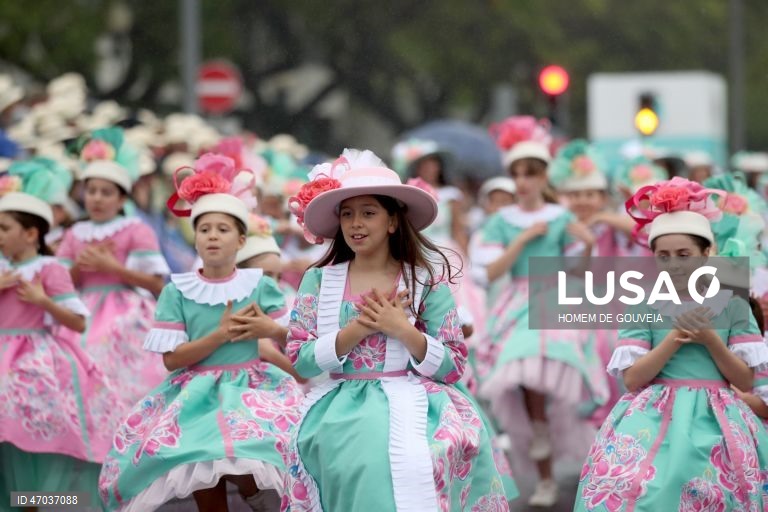 Cortejo alegórico da Festa da Flor, este ano decorrendo sob o tema "50 anos de Autonomia da região Autónoma da Madeira" esta tarde onde 7 grupos desfilaram na baixa funchalense, no Funchal, 3 de maio de 2026. HOMEM DE GOUVEIA/LUSA
