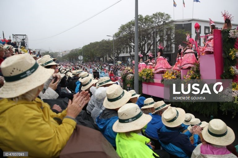 Cortejo alegórico da Festa da Flor, este ano decorrendo sob o tema "50 anos de Autonomia da região Autónoma da Madeira" esta tarde onde 7 grupos desfilaram na baixa funchalense, no Funchal, 3 de maio de 2026. HOMEM DE GOUVEIA/LUSA
