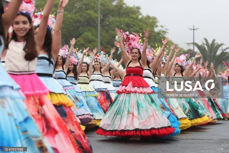 Cortejo alegórico da Festa da Flor, este ano decorrendo sob o tema "50 anos de Autonomia da região Autónoma da Madeira" esta tarde onde 7 grupos desfilaram na baixa funchalense, no Funchal, 3 de maio de 2026. HOMEM DE GOUVEIA/LUSA