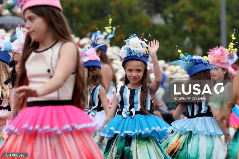 Cortejo alegórico da Festa da Flor, este ano decorrendo sob o tema "50 anos de Autonomia da região Autónoma da Madeira" esta tarde onde 7 grupos desfilaram na baixa funchalense, no Funchal, 3 de maio de 2026. HOMEM DE GOUVEIA/LUSA