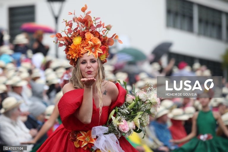 Cortejo alegórico da Festa da Flor, este ano decorrendo sob o tema "50 anos de Autonomia da região Autónoma da Madeira" esta tarde onde 7 grupos desfilaram na baixa funchalense, no Funchal, 3 de maio de 2026. HOMEM DE GOUVEIA/LUSA