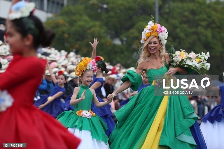 Cortejo alegórico da Festa da Flor, este ano decorrendo sob o tema "50 anos de Autonomia da região Autónoma da Madeira" esta tarde onde 7 grupos desfilaram na baixa funchalense, no Funchal, 3 de maio de 2026. HOMEM DE GOUVEIA/LUSA