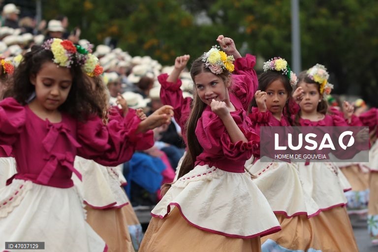 Cortejo alegórico da Festa da Flor, este ano decorrendo sob o tema "50 anos de Autonomia da região Autónoma da Madeira" esta tarde onde 7 grupos desfilaram na baixa funchalense, no Funchal, 3 de maio de 2026. HOMEM DE GOUVEIA/LUSA