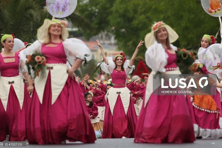 Cortejo alegórico da Festa da Flor, este ano decorrendo sob o tema "50 anos de Autonomia da região Autónoma da Madeira" esta tarde onde 7 grupos desfilaram na baixa funchalense, no Funchal, 3 de maio de 2026. HOMEM DE GOUVEIA/LUSA