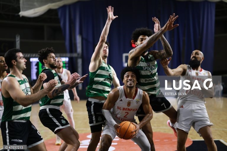 O jogador do Benfica, Justice Sueing (C), tenta marcar um ponto durante o jogo de basquetebol sénior masculino da final da Taça Hugo dos Santos, Benfica vs Sporting, no Pavilhão Multiusos de Gondomar, 03 de Maio de 2026. ESTELA SILVA/LUSA