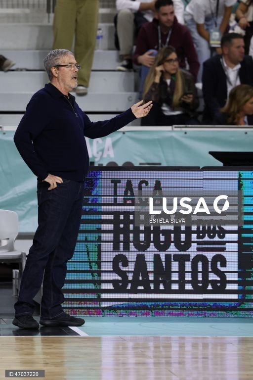 O treinador do Sporting, Luis Magalhães, reage durante o jogo de basquetebol sénior masculino da final da Taça Hugo dos Santos, entre o Benfica e o Sporting, no Pavilhão Multiusos de Gondomar, 03 de Maio de 2026. ESTELA SILVA/LUSA