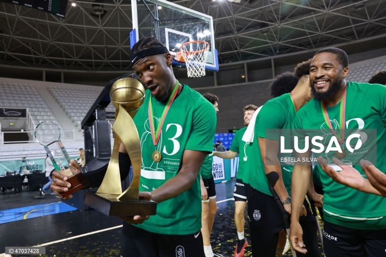 Os jogadores do Sporting festejam a conquista da Taça Hugo dos Santos, na final do jogo de basquetebol sénior masculino, no Pavilhão Multiusos de Gondomar, 03 de Maio de 2026. ESTELA SILVA/LUSA