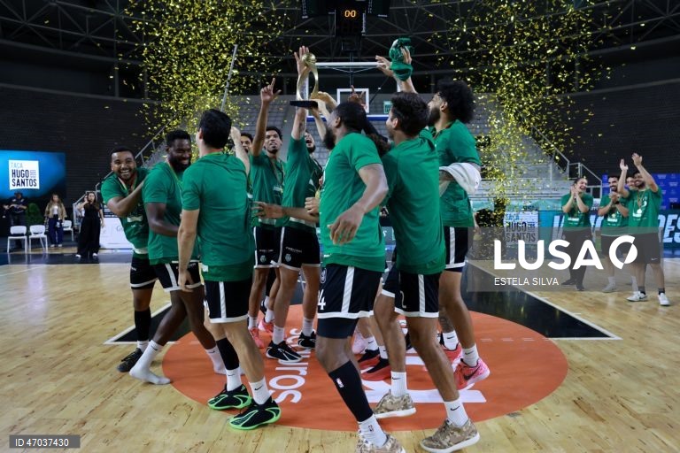 Os jogadores do Sporting festejam a conquista da Taça Hugo dos Santos, na final do jogo de basquetebol sénior masculino, no Pavilhão Multiusos de Gondomar, 03 de Maio de 2026. ESTELA SILVA/LUSA