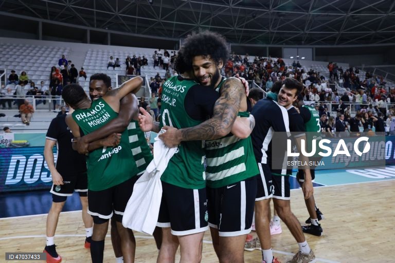 Os jogadores do Sporting festejam a conquista da Taça Hugo dos Santos, na final do jogo de basquetebol sénior masculino, no Pavilhão Multiusos de Gondomar, 03 de Maio de 2026. ESTELA SILVA/LUSA