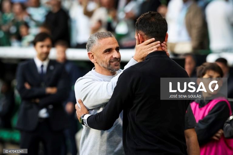 O Sporting igualou hoje o Benfica no segundo lugar da Liga portuguesa de futebol, ao golear na receção ao Vitória de Guimarães por 5-1, no jogo de encerramento da 32.ª jornada da prova.