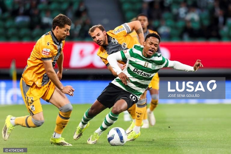 O Sporting igualou hoje o Benfica no segundo lugar da Liga portuguesa de futebol, ao golear na receção ao Vitória de Guimarães por 5-1, no jogo de encerramento da 32.ª jornada da prova.