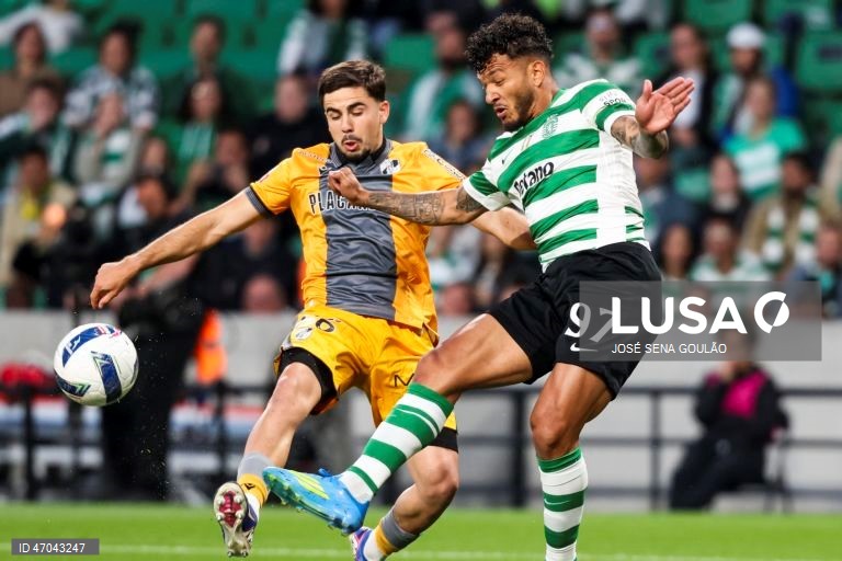 O Sporting igualou hoje o Benfica no segundo lugar da Liga portuguesa de futebol, ao golear na receção ao Vitória de Guimarães por 5-1, no jogo de encerramento da 32.ª jornada da prova.