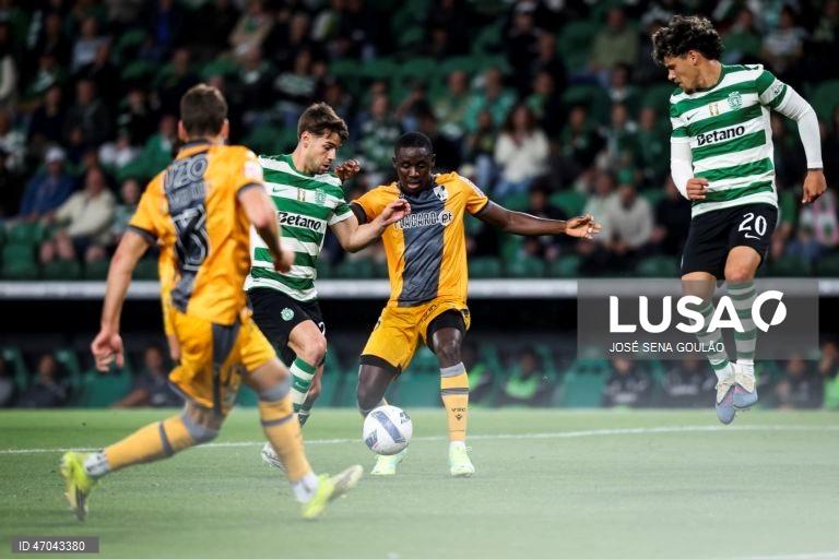 O Sporting igualou hoje o Benfica no segundo lugar da Liga portuguesa de futebol, ao golear na receção ao Vitória de Guimarães por 5-1, no jogo de encerramento da 32.ª jornada da prova.