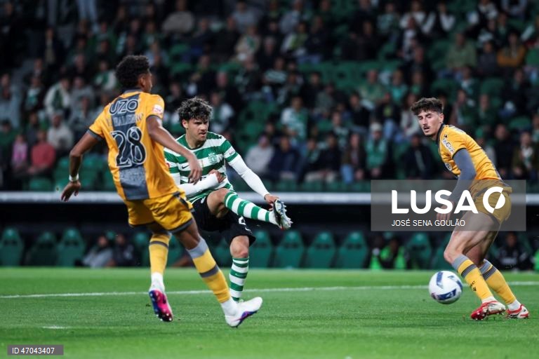 O Sporting igualou hoje o Benfica no segundo lugar da Liga portuguesa de futebol, ao golear na receção ao Vitória de Guimarães por 5-1, no jogo de encerramento da 32.ª jornada da prova.