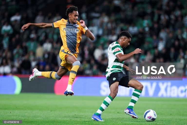O Sporting igualou hoje o Benfica no segundo lugar da Liga portuguesa de futebol, ao golear na receção ao Vitória de Guimarães por 5-1, no jogo de encerramento da 32.ª jornada da prova.