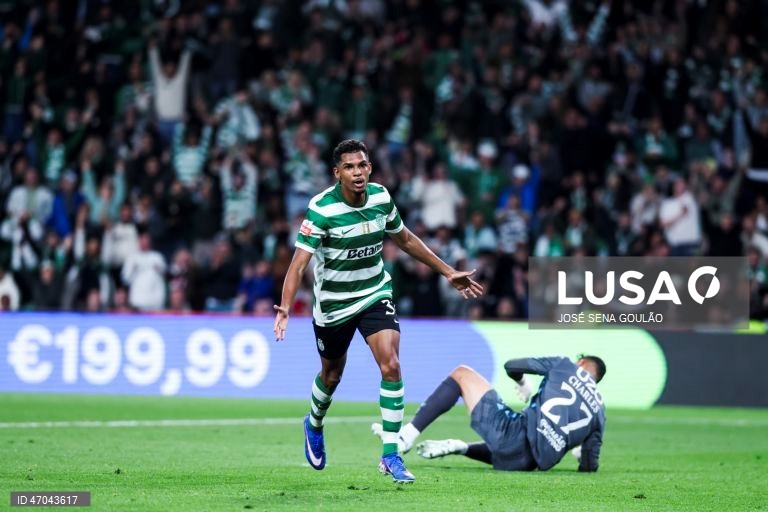 O Sporting igualou hoje o Benfica no segundo lugar da Liga portuguesa de futebol, ao golear na receção ao Vitória de Guimarães por 5-1, no jogo de encerramento da 32.ª jornada da prova.