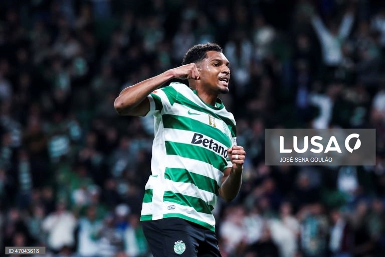 O Sporting igualou hoje o Benfica no segundo lugar da Liga portuguesa de futebol, ao golear na receção ao Vitória de Guimarães por 5-1, no jogo de encerramento da 32.ª jornada da prova.