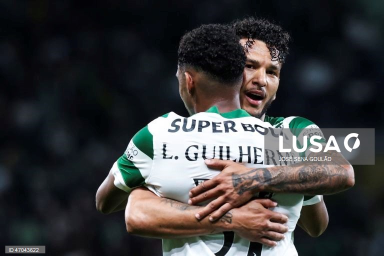 O Sporting igualou hoje o Benfica no segundo lugar da Liga portuguesa de futebol, ao golear na receção ao Vitória de Guimarães por 5-1, no jogo de encerramento da 32.ª jornada da prova.
