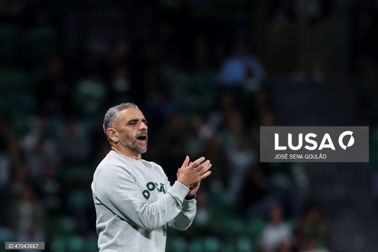 O Sporting igualou hoje o Benfica no segundo lugar da Liga portuguesa de futebol, ao golear na receção ao Vitória de Guimarães por 5-1, no jogo de encerramento da 32.ª jornada da prova.