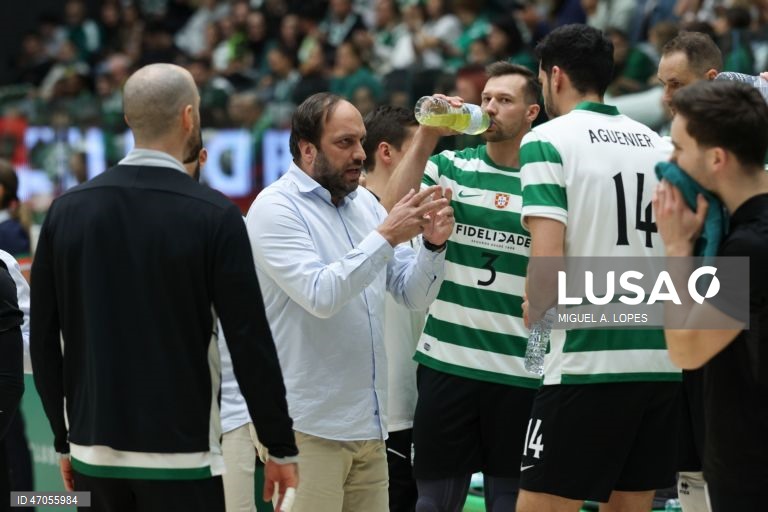 O treinado do Sporting, João Coelho (2-E), fala com os seus jogadores durante o jogo da Liga de voleibol, 3.ª fase, play-off, final, contra o Benfica, disputado no Pavilhão João Rocha, em Lisboa, 06 de maio de 2026. MIGUEL A. LOPES/LUSA