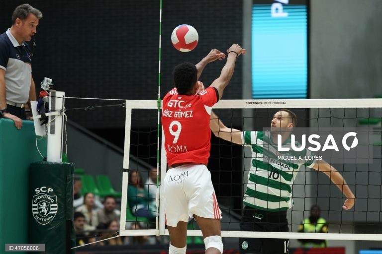 O jogador do Sporting Gonçalo Sousa (D), em ação contra o jogador do Benfica Nivaldo Gómez, durante o jogo da Liga de voleibol, 3.ª fase, play-off, final, disputado no Pavilhão João Rocha, em Lisboa, 06 de maio de 2026. MIGUEL A. LOPES/LUSA