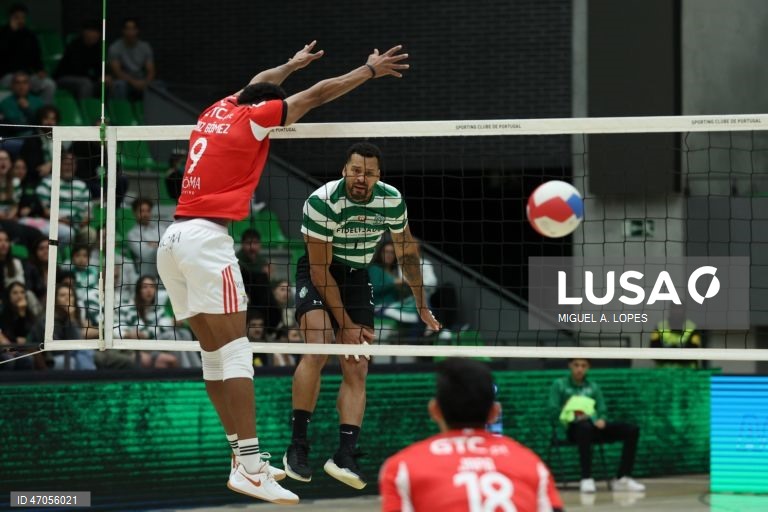 O jogador do Sporting Edson Valencia (D), em ação contra o jogador do Benfica Nivaldo Gómez, durante o jogo da Liga de voleibol, 3.ª fase, play-off, final, disputado no Pavilhão João Rocha, em Lisboa, 06 de maio de 2026. MIGUEL A. LOPES/LUSA