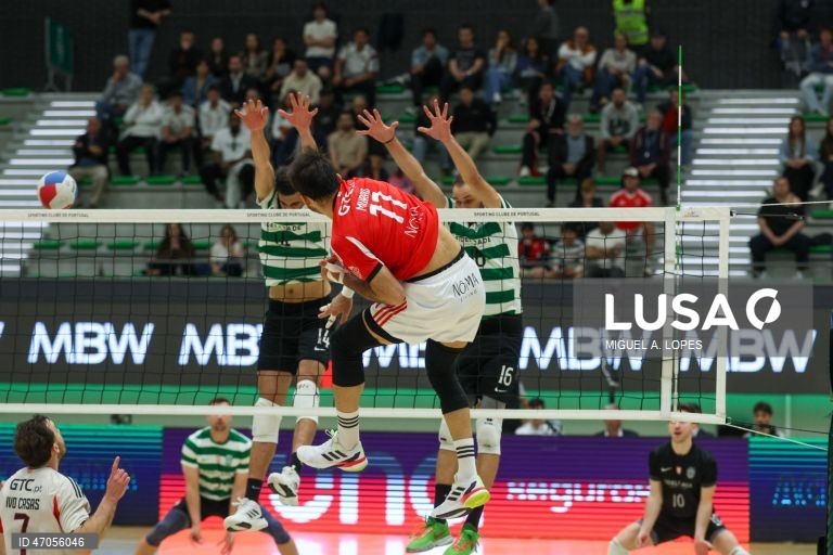 Os jogadores do Sporting Jonas Aguenier (E) e Jan Pokeršnik (D), em ação contra o jogador do Benfica Murad Khan, durante o jogo da Liga de voleibol, 3.ª fase, play-off, final, disputado no Pavilhão João Rocha, em Lisboa, 06 de maio de 2026. MIGUEL A. LOPES/LUSA