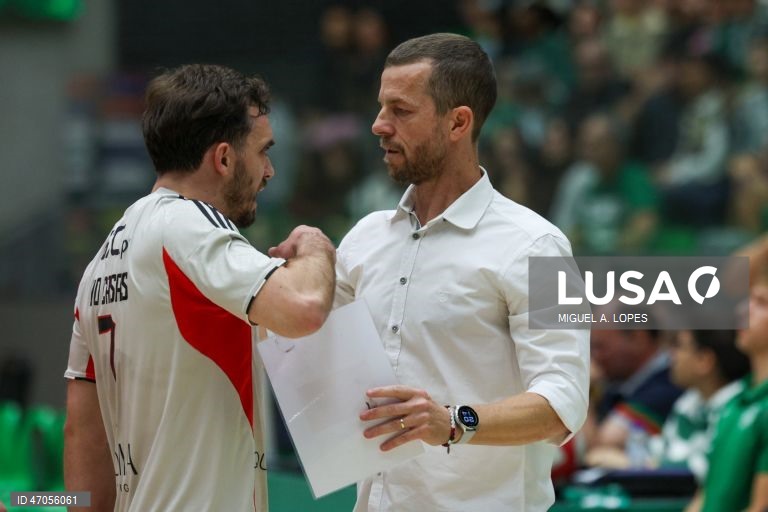 O treinado do Benfica, Marcel Matz (D), fala com os seu jogador durante o jogo da Liga de voleibol, 3.ª fase, play-off, final, contra o Sporting, disputado no Pavilhão João Rocha, em Lisboa, 06 de maio de 2026. MIGUEL A. LOPES/LUSA