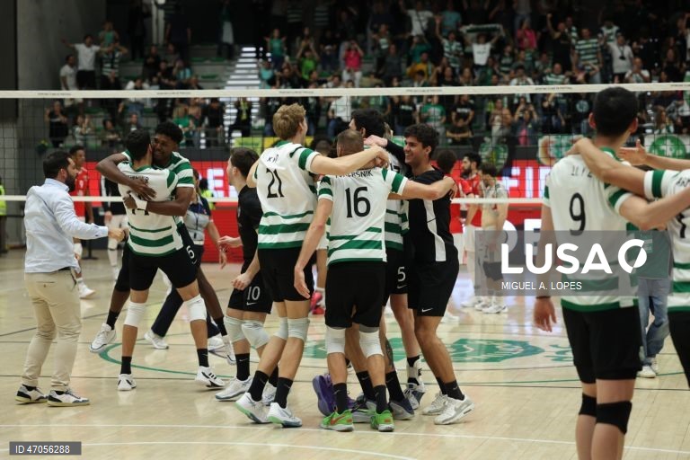 Os jogadores do Sporting festejam a conquista do campeonato nacional de voleibol no final do jogo da Liga de voleibol, 3.ª fase, play-off, final, contra o Benfica, disputado no Pavilhão João Rocha, em Lisboa, 06 de maio de 2026.  O Sporting sagrou-se hoje campeão nacional de voleibol pela oitava vez, a segunda consecutiva, ao vencer na receção ao Benfica, por 3-0 (25-18, 25-17 e 25-19), após ter iniciado a final com dois triunfos. MIGUEL A. LOPES/LUSA
