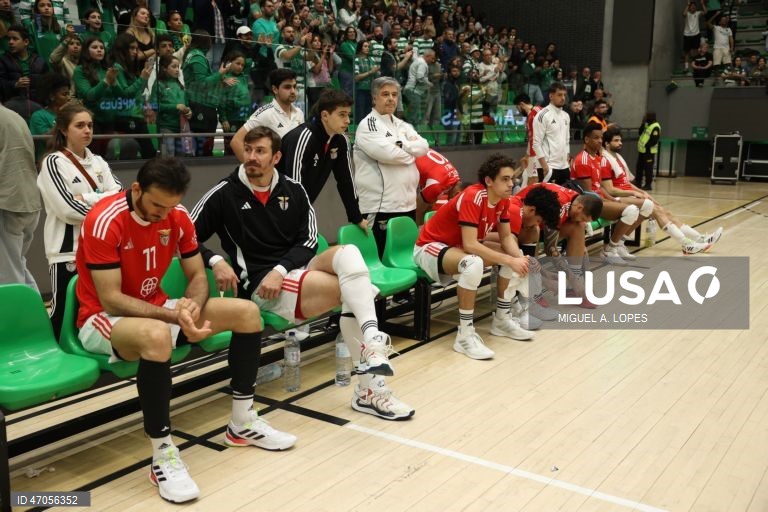 Os jogadores do Benfica após a derrota no campeonato nacional de voleibol no final do jogo da Liga de voleibol, 3.ª fase, play-off, final, contra o Sporting, disputado no Pavilhão João Rocha, em Lisboa, 06 de maio de 2026.  O Sporting sagrou-se hoje campeão nacional de voleibol pela oitava vez, a segunda consecutiva, ao vencer na receção ao Benfica, por 3-0 (25-18, 25-17 e 25-19), após ter iniciado a final com dois triunfos. MIGUEL A. LOPES/LUSA