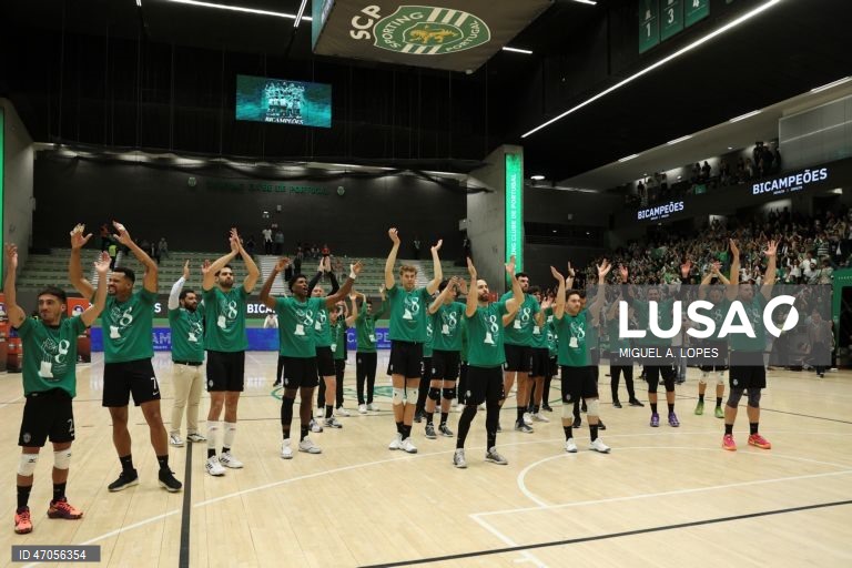 Os jogadores do Sporting festejam a conquista do campeonato nacional de voleibol no final do jogo da Liga de voleibol, 3.ª fase, play-off, final, contra o Benfica, disputado no Pavilhão João Rocha, em Lisboa, 06 de maio de 2026.  O Sporting sagrou-se hoje campeão nacional de voleibol pela oitava vez, a segunda consecutiva, ao vencer na receção ao Benfica, por 3-0 (25-18, 25-17 e 25-19), após ter iniciado a final com dois triunfos. MIGUEL A. LOPES/LUSA