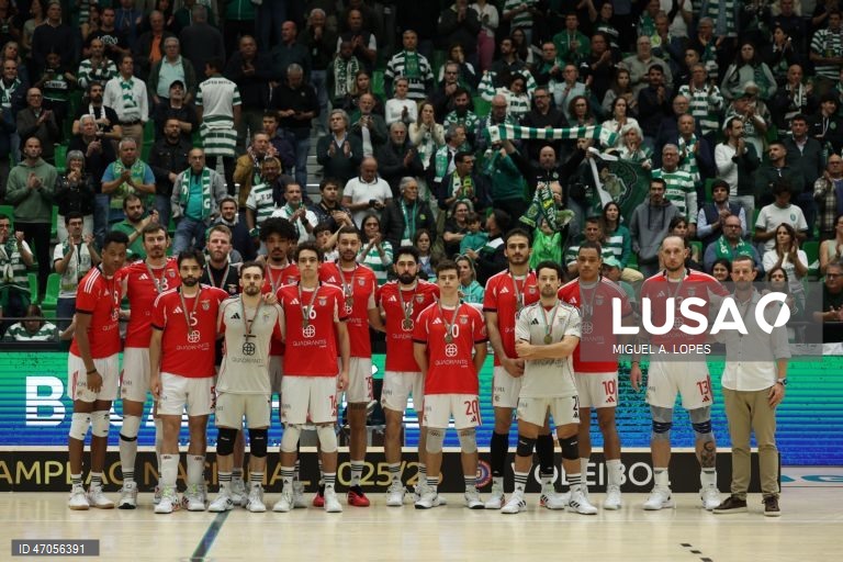 Os jogadores do Benfica após a derrota no campeonato nacional de voleibol no final do jogo da Liga de voleibol, 3.ª fase, play-off, final, contra o Sporting, disputado no Pavilhão João Rocha, em Lisboa, 06 de maio de 2026.  O Sporting sagrou-se hoje campeão nacional de voleibol pela oitava vez, a segunda consecutiva, ao vencer na receção ao Benfica, por 3-0 (25-18, 25-17 e 25-19), após ter iniciado a final com dois triunfos. MIGUEL A. LOPES/LUSA