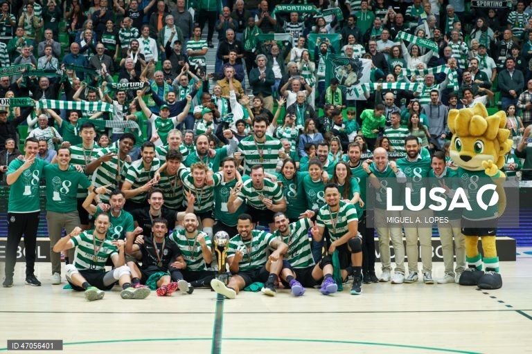 Os jogadores do Sporting festejam a conquista do campeonato nacional de voleibol no final do jogo da Liga de voleibol, 3.ª fase, play-off, final, contra o Benfica, disputado no Pavilhão João Rocha, em Lisboa, 06 de maio de 2026.  O Sporting sagrou-se hoje campeão nacional de voleibol pela oitava vez, a segunda consecutiva, ao vencer na receção ao Benfica, por 3-0 (25-18, 25-17 e 25-19), após ter iniciado a final com dois triunfos. MIGUEL A. LOPES/LUSA