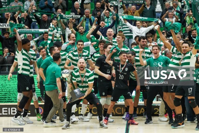 Os jogadores do Sporting festejam a conquista do campeonato nacional de voleibol no final do jogo da Liga de voleibol, 3.ª fase, play-off, final, contra o Benfica, disputado no Pavilhão João Rocha, em Lisboa, 06 de maio de 2026.  O Sporting sagrou-se hoje campeão nacional de voleibol pela oitava vez, a segunda consecutiva, ao vencer na receção ao Benfica, por 3-0 (25-18, 25-17 e 25-19), após ter iniciado a final com dois triunfos. MIGUEL A. LOPES/LUSA